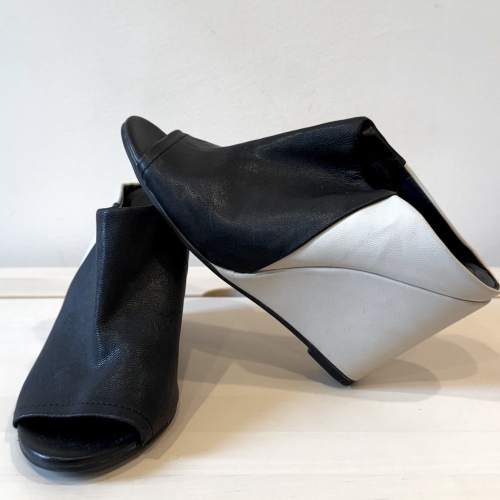 Kenneth Cole Reaction black and white wedges size 8.5